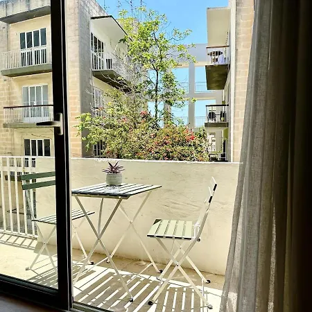 Luxury Charm, Sea-side, Pool Table Apartment Sliema