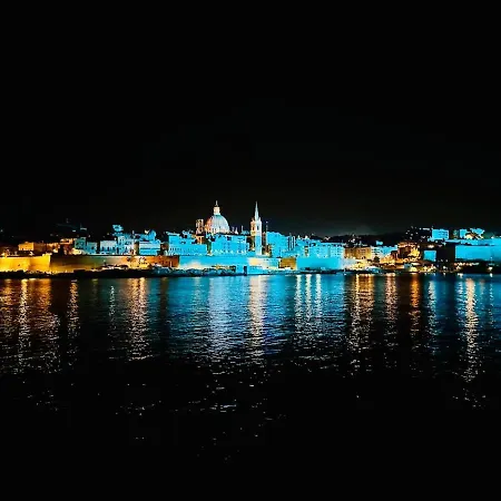 Luxury Charm, Sea-side, Pool Table By Haven & Keys Malta Apartment *