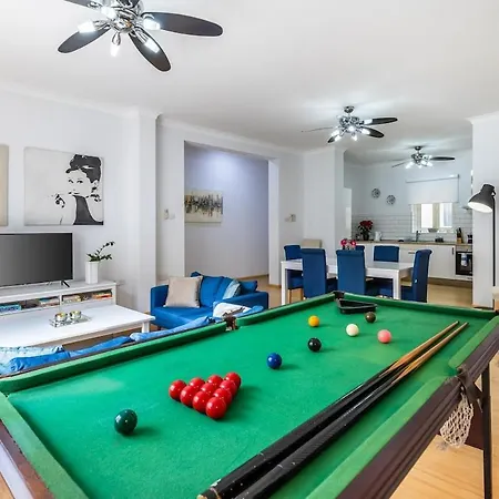 Luxury Charm, Sea-side, Pool Table Apartment Sliema