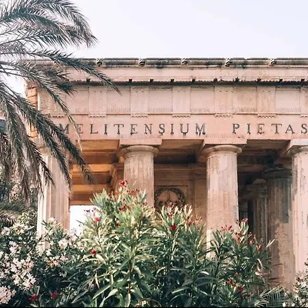 Luxury Charm, Sea-side, Pool Table By Haven & Keys Malta Apartmán *