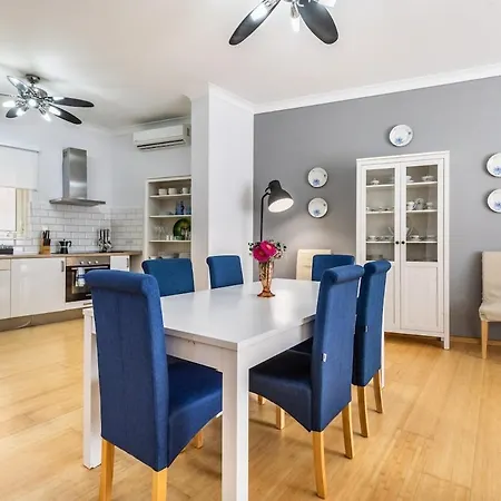 Apartment Luxury Charm, Sea-side, Pool Table
