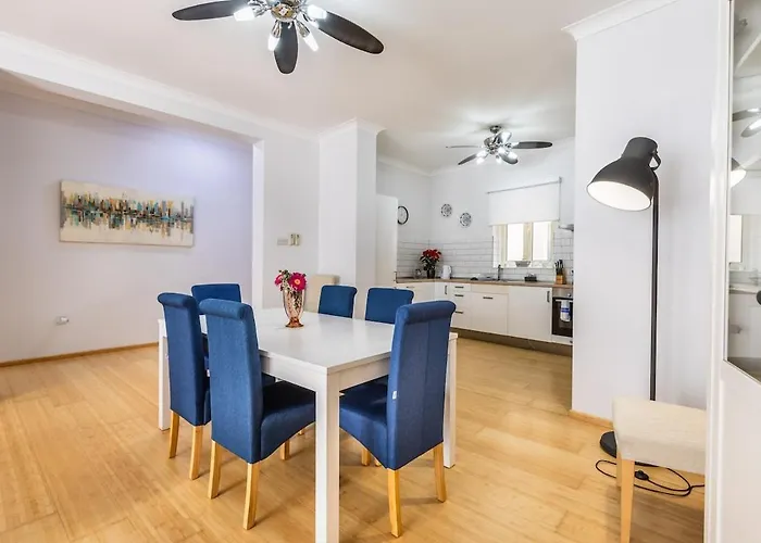 Luxury Charm, Sea-side, Pool Table By Haven & Keys Malta Apartman